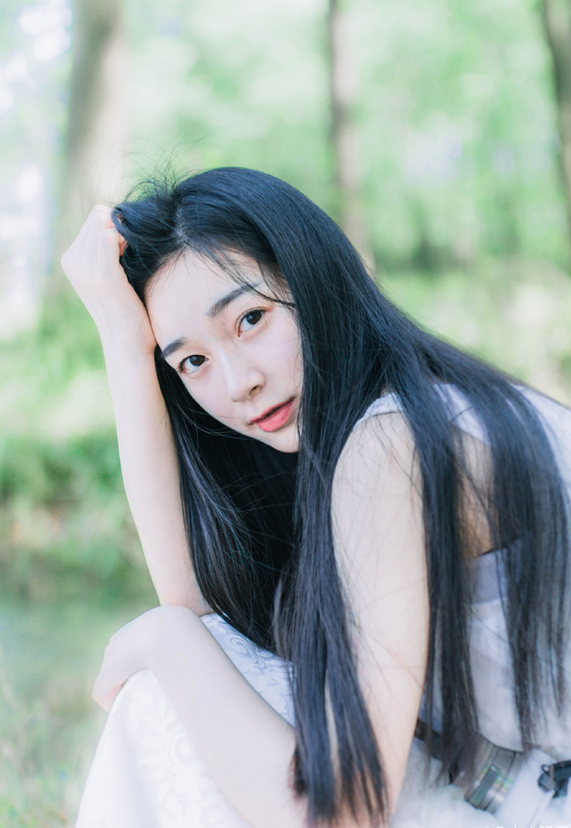 “那庞统真的如此厉害？”马谡疑惑的看向诸葛亮，庞统的名字他自然也听过，随着庞统出仕吕布，一些黑历史也渐渐被挖出来，那对于荆襄世家来说，并不是一件好事，当初庞统初出茅庐，欲见刘表，却因为长得太丑，连刘表的面都没有见到，恰逢吕玲绮在荆州横行，被蔡瑁所困，正是因为庞统相助，才得以脱困，然后不知怎么的，就跑去了西域，创下了不小的功业，而后在冀州时正式效忠吕布，助吕布推广均田，也是从那时候开始，荆州庞家，因为庞统的原因开始遭到排斥，声势大不如前，这两年更是销声匿迹。